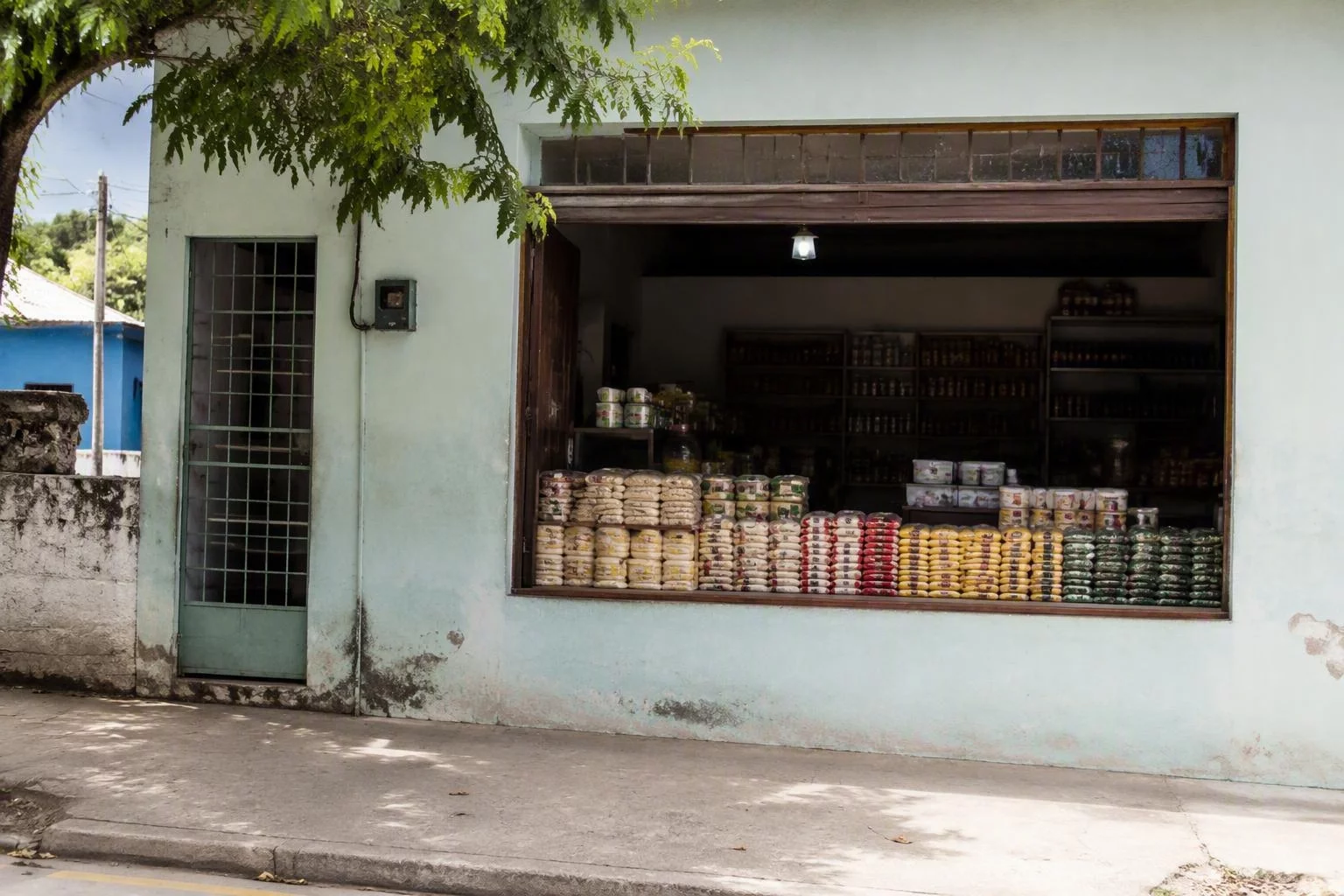 Vitrine de mercearia com os produtos embalados em destaque